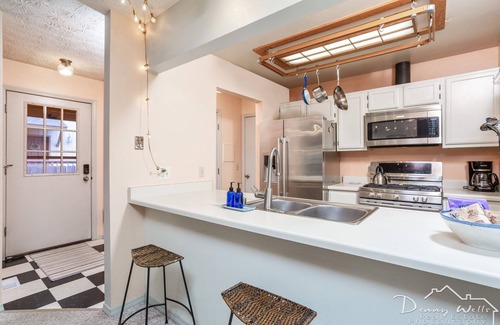 Turnagain House | Come Relax at the Lake Hood Cottage!