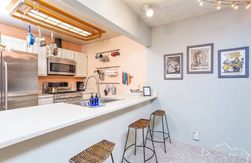Turnagain House | Come Relax at the Lake Hood Cottage!