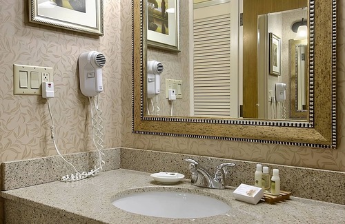 Wenatchee Resort | Comfort and Convenience! Pets Allowed, Outdoor Pool, Free Parking