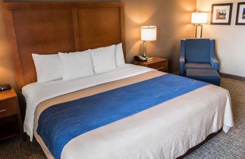 Village of Lakewood Hotel | Comfort Inn Crystal Lake - Algonquin