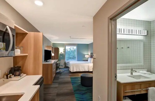Terrace Park Hotel | Comfort Meets Convenient: Close to Tampa Airport. FREE Breakfast, Pool!