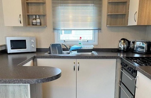 St Leonards-On-Sea Cabin | Comfortable 3-Bed Caravan - Combe Haven