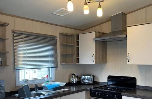St Leonards-On-Sea Cabin | Comfortable 3-Bed Caravan - Combe Haven