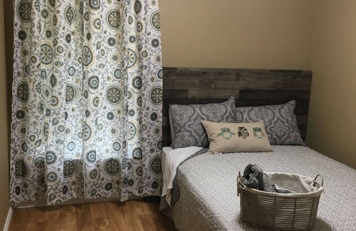 Corinth House | Comfortable 2-Bedroom Private Entry Suite - Pet Friendly!