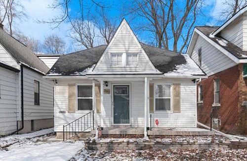 Hazel Park House | Comfortable 2 Bedroom Home in Hazel Park