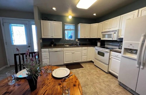 Pierre House | Comfortable 3 bed/3 bath/garage overlooking Pierre