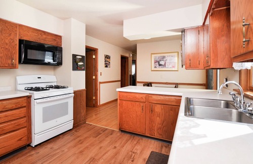 Kutzky Park House | Comfortable 4BR – Walk to Mayo Clinic, Kutzky Park & Hy-Vee, Pet-Friendly