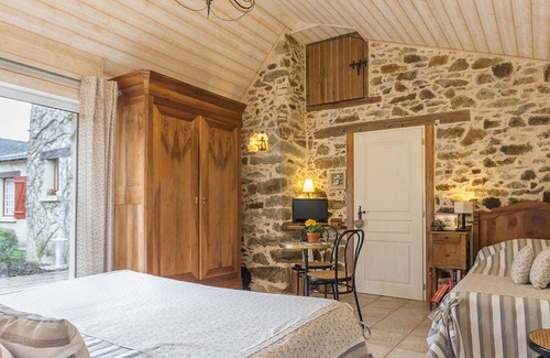Saint-Omer-de-Blain Bed & Breakfast | "Comfortable Accessible Room with Private Bath, WiFi, TV, Baby Gear & Bicycles Near Blain"