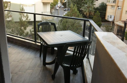 Narlidere Apartment | Comfortable and Modern Suite with Balcony in Narlidere, Izmir