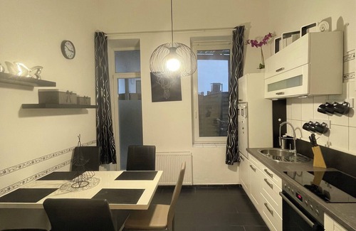 Goethestraße Apartment | Comfortable city apartment in a historic residential building