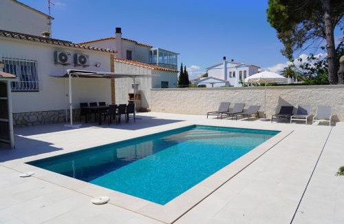 Sant Pere Pescador Villa | Comfortable house with a pool very close to the beach, Amfora Cugat Sant Pere Pescador