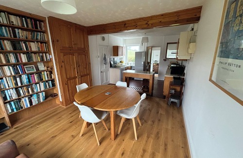 Llanybri House | Comfortable home and garden near Marros Beach