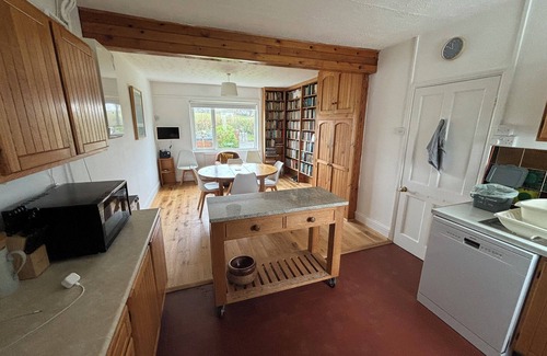 Llanybri House | Comfortable home and garden near Marros Beach