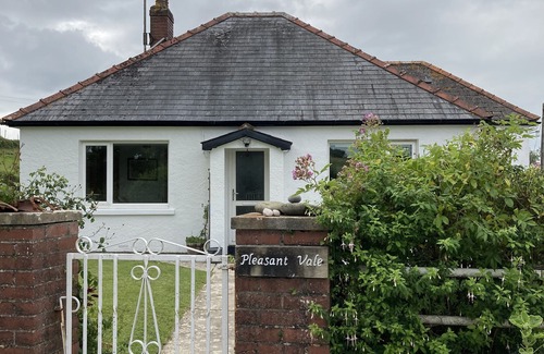 Llanybri House | Comfortable home and garden near Marros Beach