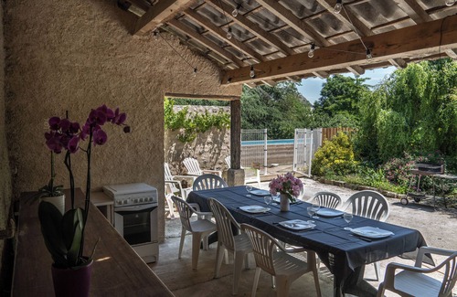 Nalliers House | Comfortable house with swimming pool and wooded grounds near the river