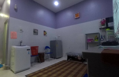 Ayer Molek House | Comfortable house with good access, parking space & 5 minutes drive to Town only