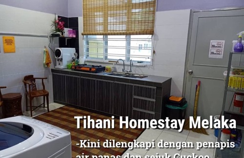 Ayer Molek House | Comfortable house with good access, parking space & 5 minutes drive to Town only