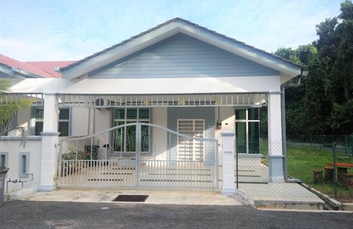 Ayer Molek House | Comfortable house with good access, parking space & 5 minutes drive to Town only