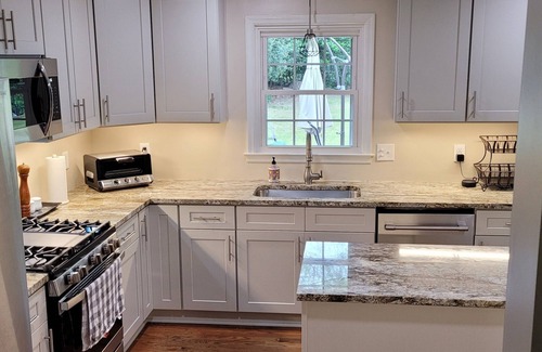 Augusta House | Comfortable Masters rental for 6-8 people in established West Augusta