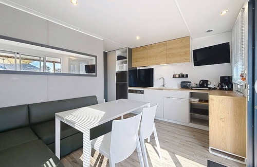 Jullouville-les-Pins House | Comfortable Mobile Home, 4 Guests, 200m from Beach, Heated Pool & Fitness Room