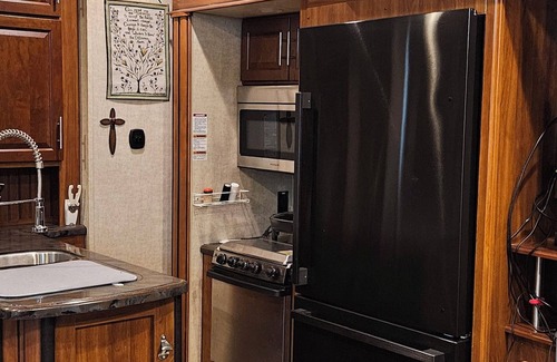 Cedar Lane House | Comfortable RV 5th Wheel located in Sargent, TX in the coastal town of Sargent.