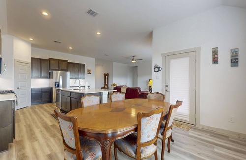 League City House | Comfortable, spacious home close to shopping in a quiet neighborhood