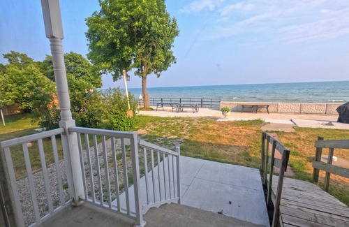 Hamilton Cottage | Comfortable stay in a large home on the shores of Lake Erie