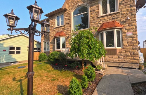 Hamilton Cottage | Comfortable stay in a large home on the shores of Lake Erie