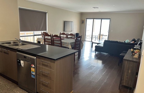 Tarneit House | Comfortable stay with Movie/Sport App on TV