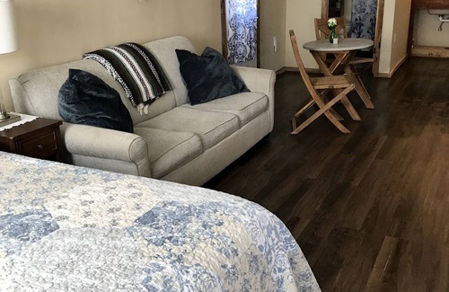 Theriot Apartment | Comfortable Studio apartment with huge screened in porch