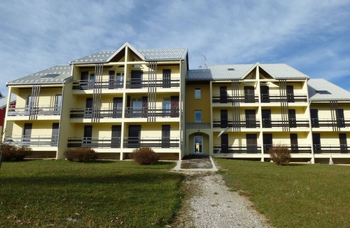Premanon Apartment | Comfortable studio, east-facing balcony, beautiful nature view, cellar, parking.