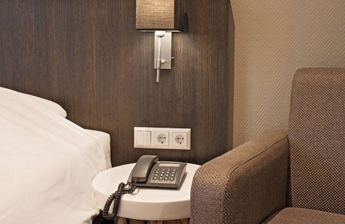 Vlijmen Hotel | Comfortable Unit Near De Loonse en Drunense Duinen, Free Parking