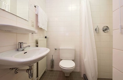 Vlijmen Hotel | Comfortable Unit Near De Loonse en Drunense Duinen, Free Parking