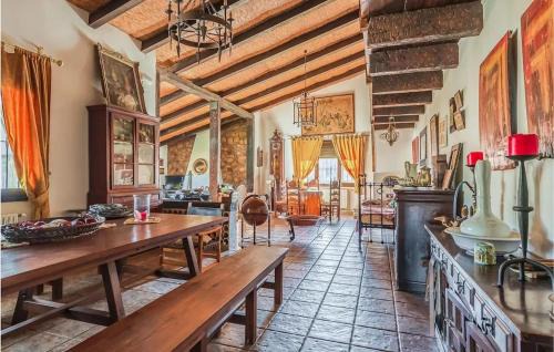 Valverde de Leganes Villa | Comfortable villa with mountain views - Valverde de Leganés