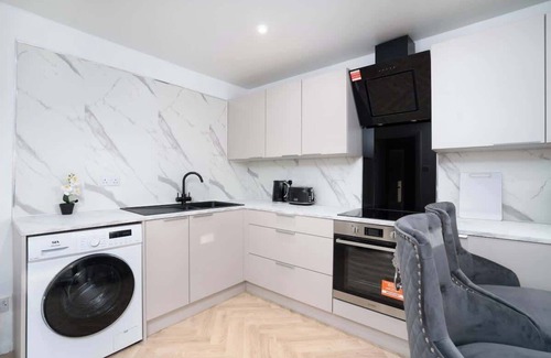 Cumbernauld House | Comfy 3 Bed House - Free Parking