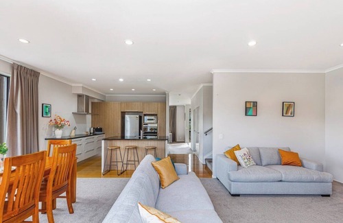 Greenlane - Ellerslie House | Comfy 4BR Home w/Mt. Wellington View Zodiak Stays