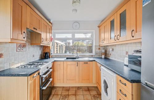 Bedford House | Comfy and freshly redecorated home by Our Home Short Stays close to town centre with free parking