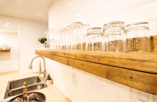 Upper Beaches Apartment | Comfy Apartment Steps to the Beach