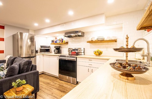 Upper Beaches Apartment | Comfy Apartment Steps to the Beach