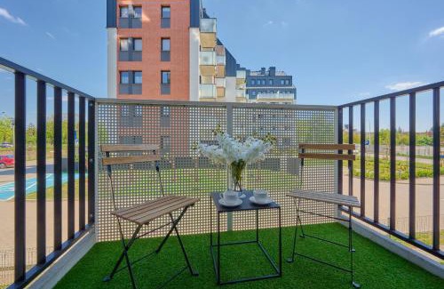 Fabryczna Apartment | Comfy Apartment with Parking & Balcony by Noclegi Renters