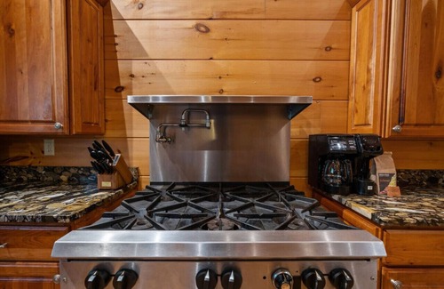 Black Mountain Cabin | Comfy Cabin w/Hot Tub, 5 min to Dwntwn BlkMnt