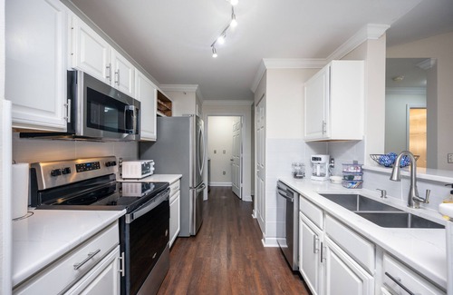 New Tampa Condo | Comfy Condo-KING bed-POOL-HOTub-Pet-Wifi-Gym-Gate-by-Tampa Palms-Cory Lake Isles