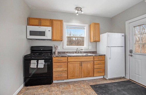 Kalamazoo Apartment | Comfy Craftsman Full 2 Bed Apartment w/Modern Luxuries