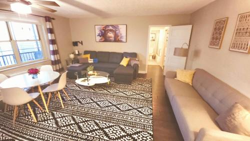 Downtown Atlanta Apartment | Comfy Downtown Condo With Balcony