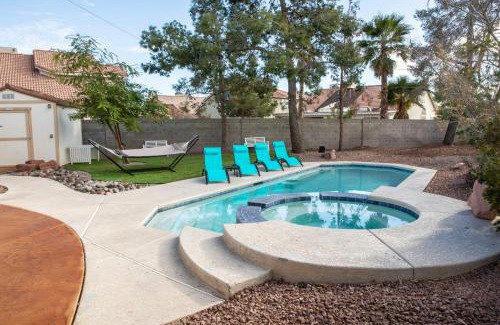 Paradise Valley House | Comfy Expansive Home - Near the Strip - Heated Pool