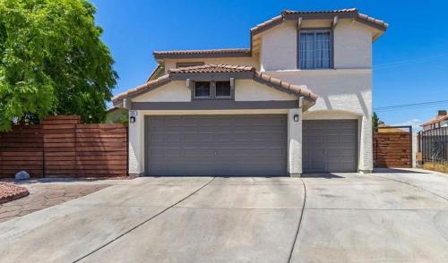 Paradise Valley House | Comfy Expansive Home - Near the Strip - Heated Pool