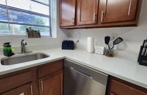 Highland Garden House | Comfy home well located 10 min to Hollywood beach!