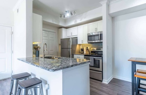 Irving Apartment | Comfy King 1BR | Pool, Gym & Free Parking 05
