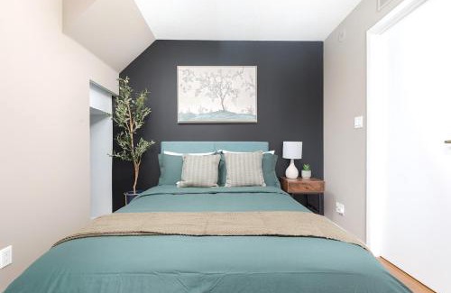 King West Village House | Comfy Liberty Village Home 1BD Steps from King St