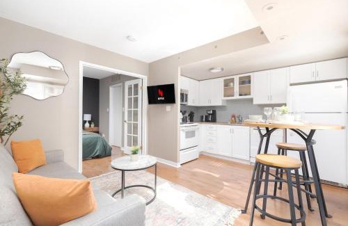 King West Village House | Comfy Liberty Village Home 1BD Steps from King St